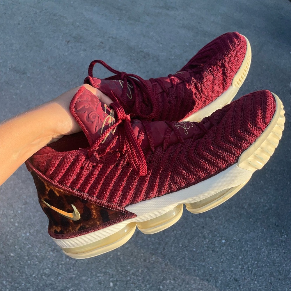 Nike LeBron 16 XVI King Sneakers
Shoes